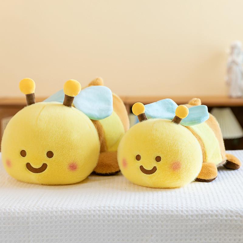 Очаровательная капибара превращается в плюшевую куклу-подушку в виде пчелы, идеально подходящую для детских подарков