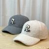 Шапка Женская Большой Окружности Головы Осень и Зима Буква R Шерсть Ягненка Теплая Бейсболка Кепка с Козырьком Для Отдыха на Открытом Воздухе Универсальная