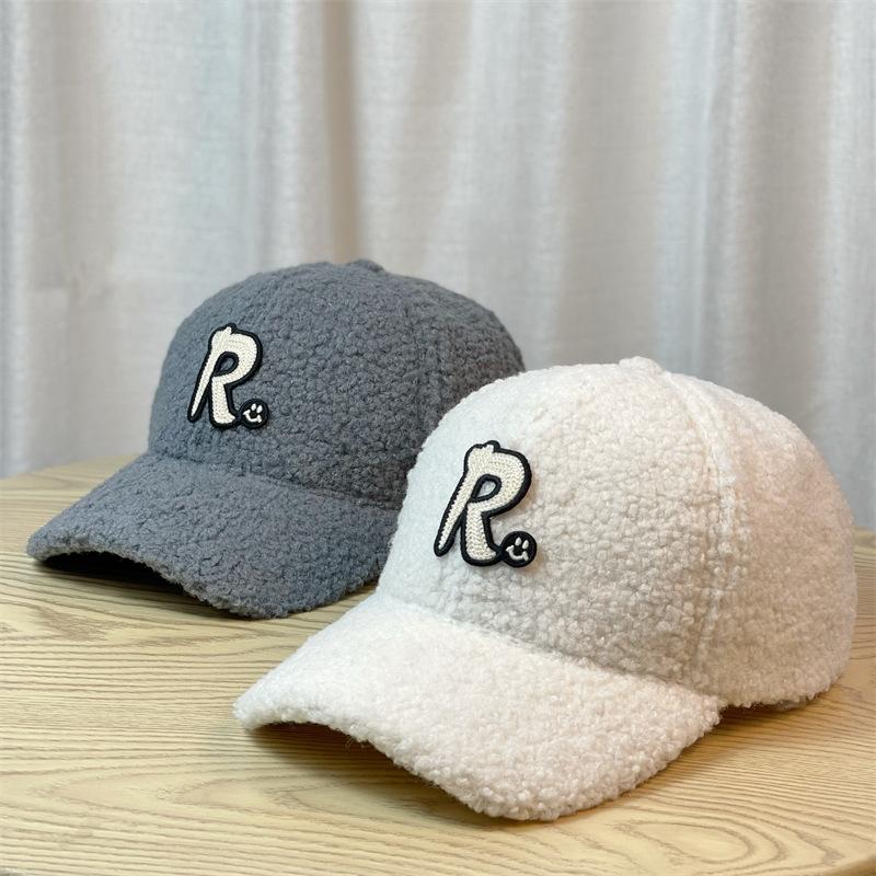 Шапка Женская Большой Окружности Головы Осень и Зима Буква R Шерсть Ягненка Теплая Бейсболка Кепка с Козырьком Для Отдыха на Открытом Воздухе Универсальная