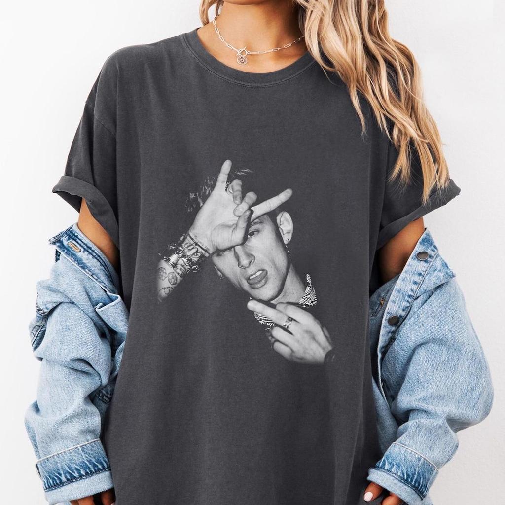 Футболка Comfort Colors MGK Lost Americana Tour, Machine Gun Kelly Средний палец Lost American Tour 26 Футболка Поп-Рок Унисекс
