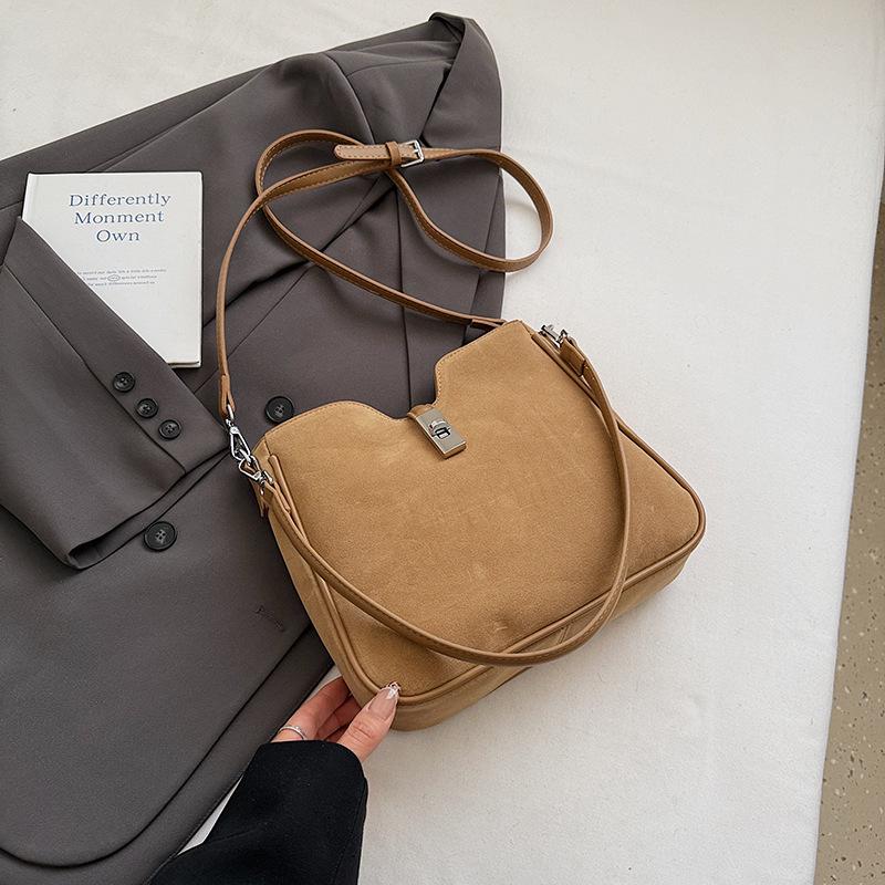 Винтажная матовая минималистичная сумка кроссбоди на плечо большой вместимости 2025