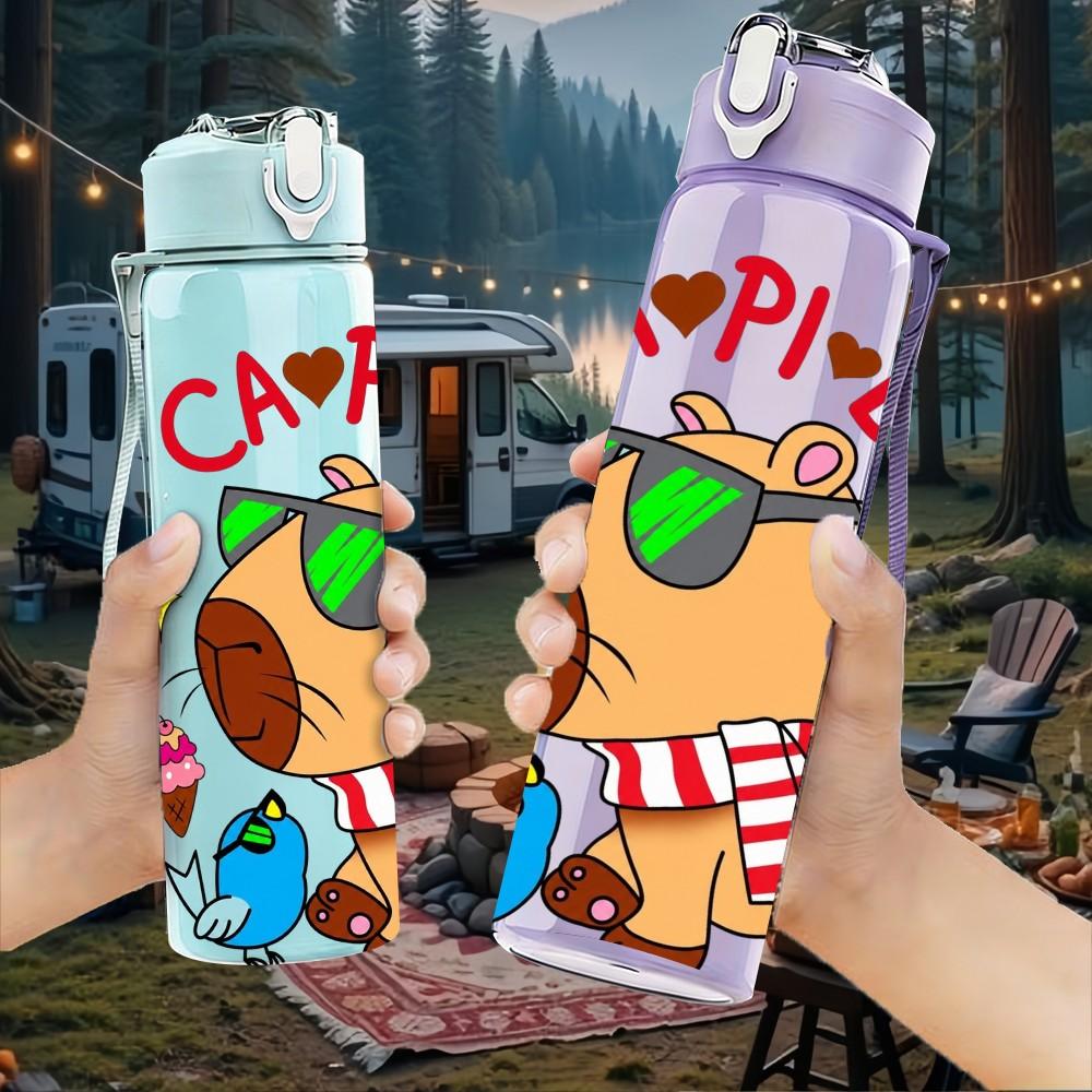 1 шт. Капибара В теплой зимней шапке-шарфе 750 мл Цветная пластиковая спортивная бутылка для воды Герметичная крышка с откидной крышкой-соломкой Подходит для спорта, офиса, дома