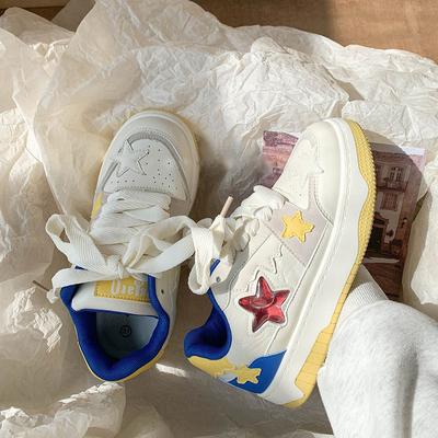 Ниша не сталкивается с обувью на толстой подошве 2024 новые популярные маленькие белые туфли студентки универсальная спортивная модная повседневная обувь