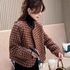 Bahor uchun moda fransuz ayollarining qisqa paltosi, keng bichimli va uzun yengli
