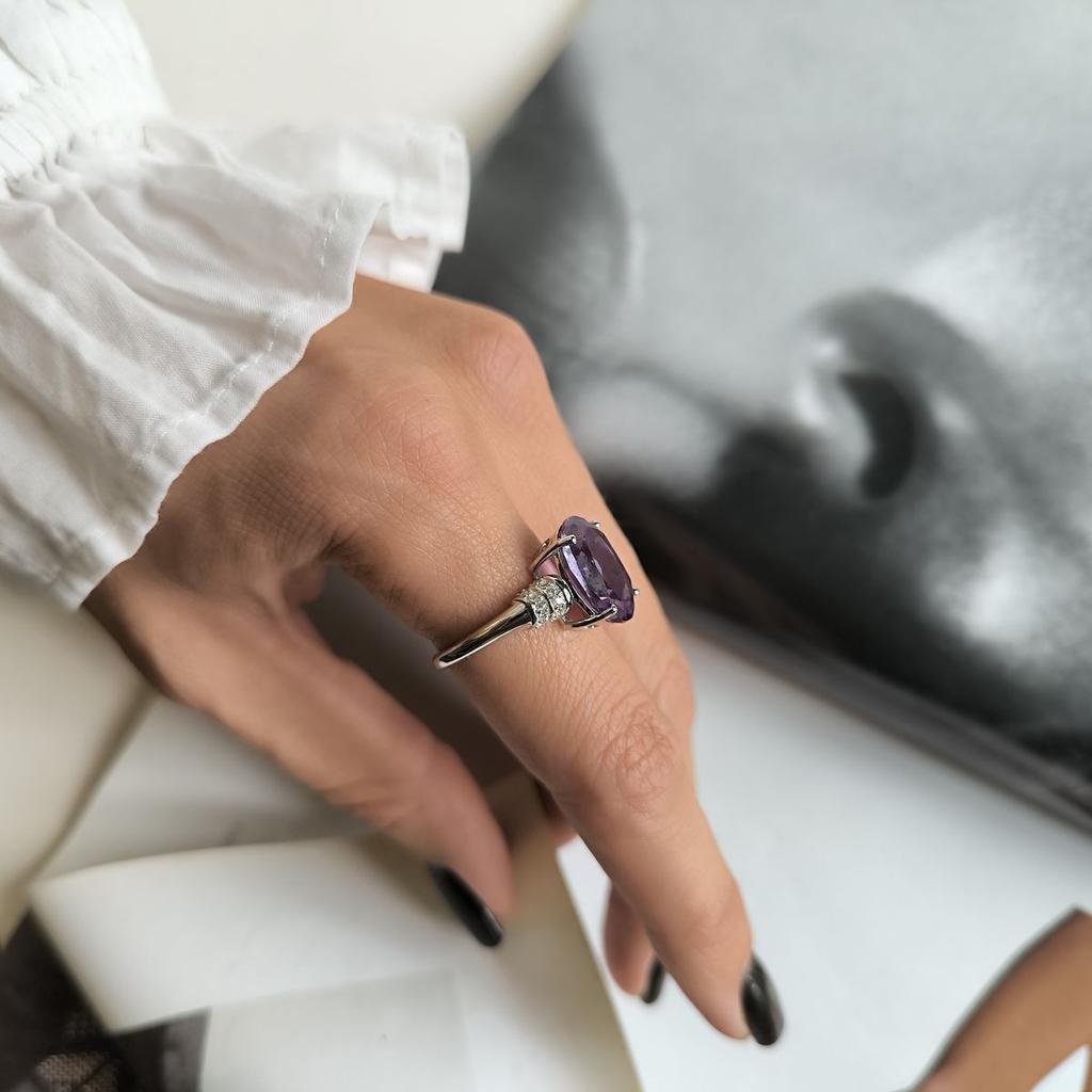 Серебряное кольцо с александритом 8.205ct, фианитами, вес изделия 5,01 гр (2187578)