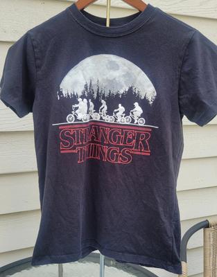 2021 Stranger Things Netflix Черная футболка Размер XS Унисекс Силуэт на велосипедах