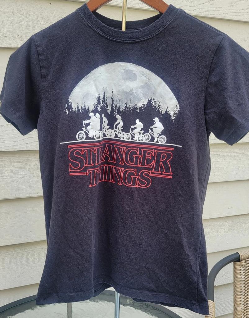 2021 Stranger Things Netflix Черная Хлопковая Футболка 100% Мужская Футболка Топ Размер XS Унисекс Силуэт на Велосипедах