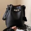 Сумка-ведро женская с замком, сумка подмышку, зима 2025, новая, простая, в зарубежном стиле, модная, нишевая, на плечо, сумка-мессенджер