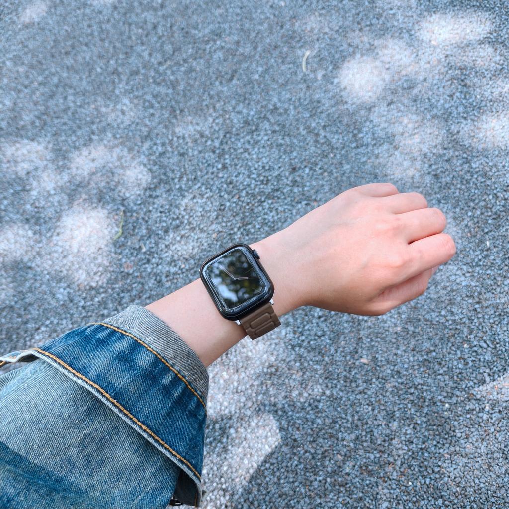 Ремешок для Apple Watch Series 10 9 8 7 SE 6 5 4 3 2 1 42мм 41мм 40мм 38мм магнитный кожаный ремешок с 3 бусинами