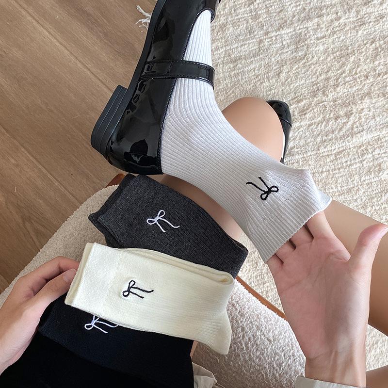 Осенние носки, Женские вышитые носки до середины икры с бантом в стиле Лолита, ретро, трендовые однотонные универсальные хлопковые носки