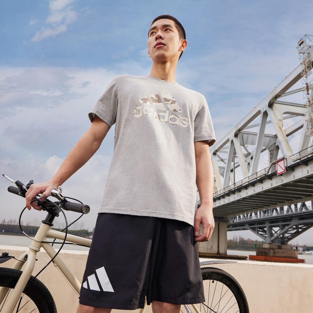 adidas Футболки мужские средние серо-меланжевые с круглым вырезом умеренного прямого кроя HE4792