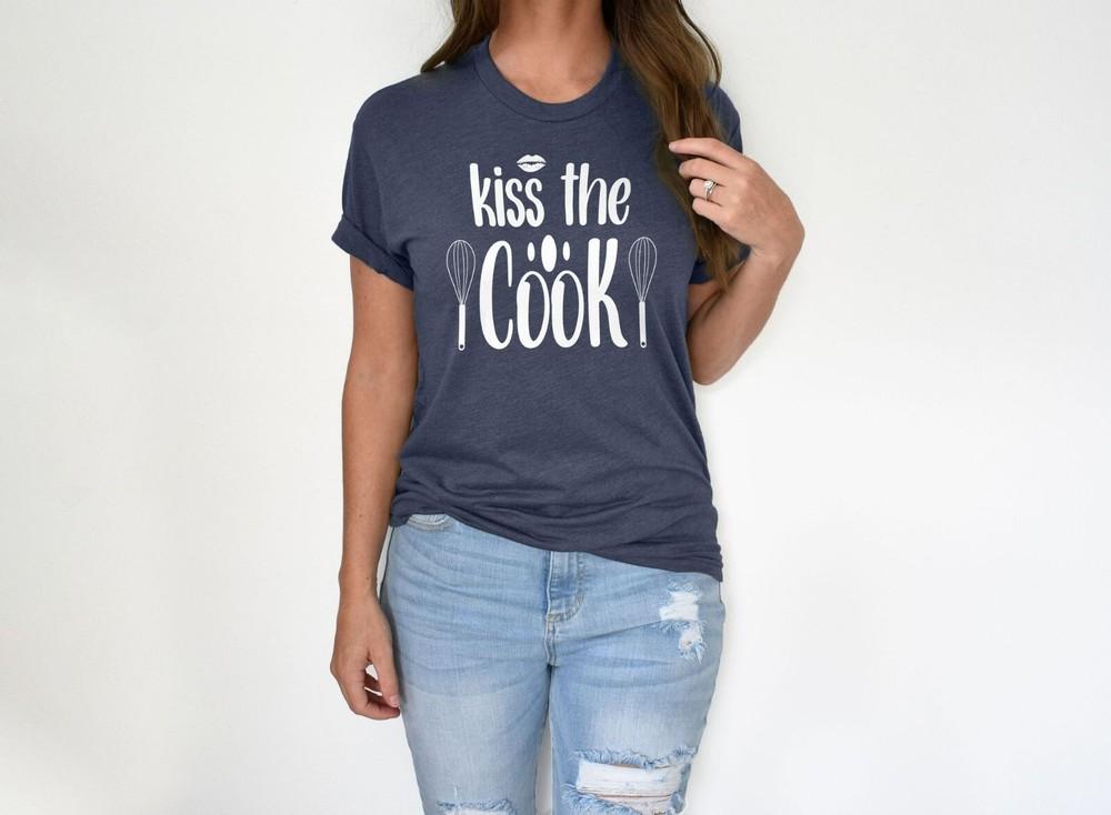 Kiss the cook- Graphic Cotton T Shirt Short