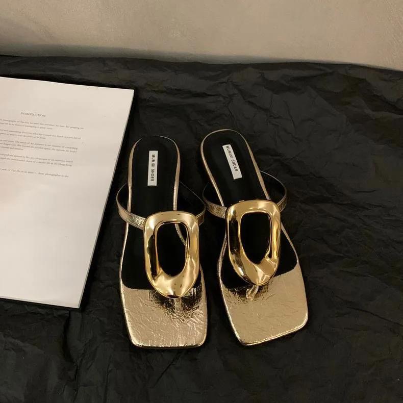 Мода 2024 года, лето, новые модные шлепанцы с металлическим декором, женская обувь, повседневные сандалии на низком каблуке, женские дизайнерские тапочки