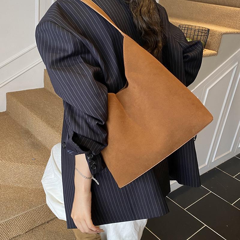 Сумка большой вместимости женская 2025 новая трендовая осенне-зимняя премиальная замшевая ретро сумка через плечо сумка-тоут для通勤