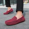 Модные мужские замшевые легкие лоферы, повседневная мужская обувь слипоны, удобные мужские мокасины для вождения, новая мужская модельная обувь класса люкс 2025