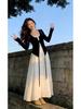 OOTD Весна 2026: Комплект из двух предметов: неровная длинная юбка, кардиган и белое платье-камзол