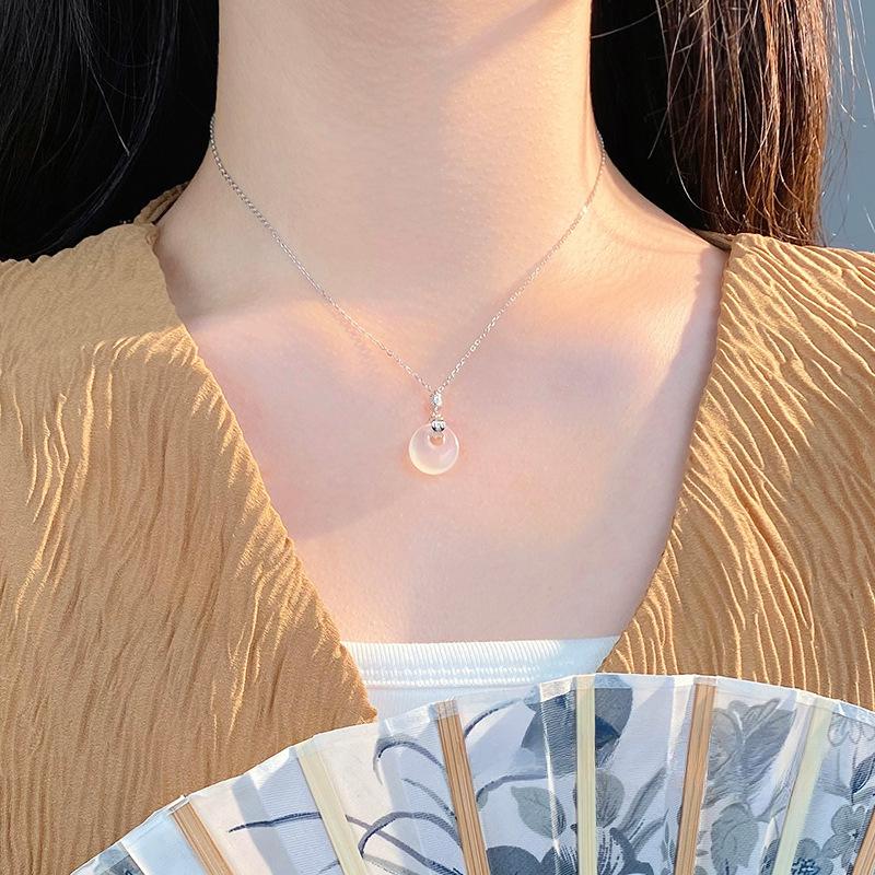 Ожерелье Ping An Clover White Chopstick для женщин, новый легкий роскошный нишевый дизайн, кулон, тренд