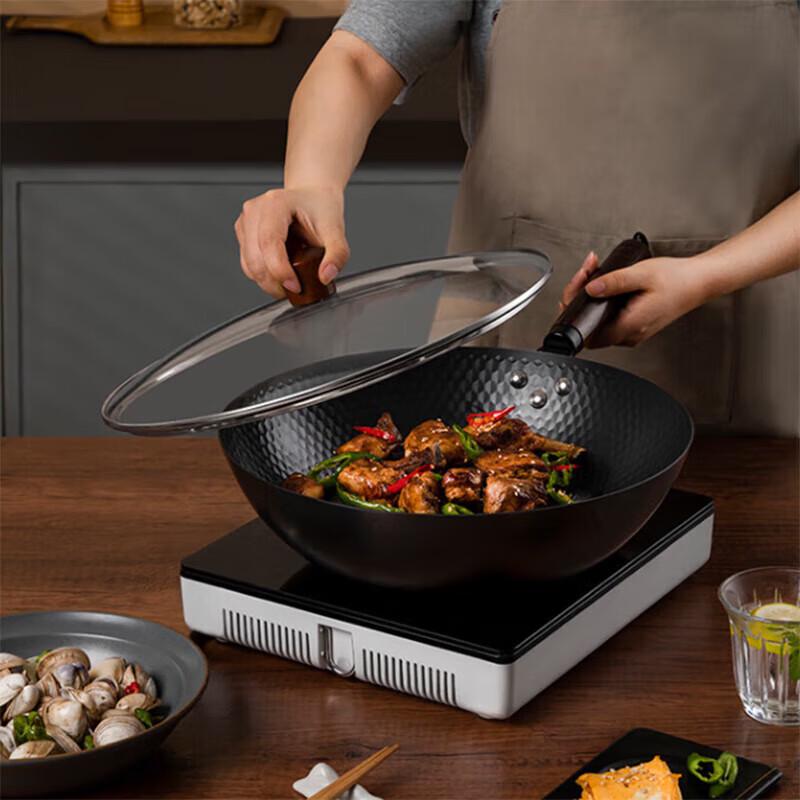 Wok из чугуна с молотковой отделкой Bask 32 см