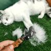Щетка для ухода за собакой — гребень для распутывания шерсти и грабли для вычесывания подшерстка из нержавеющей стали, оснащенные эргономичной деревянной ручкой.