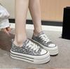 Мода Модные женские кроссовки на толстой подошве с принтом в стиле ретро на платформе Повседневная парусиновая обувь для студентов Вулканизированные уличные кеды для скейтборда