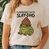Футболка-лягушка Slay-DHD • Забавный юмор про СДВГ, Клубничная шляпа