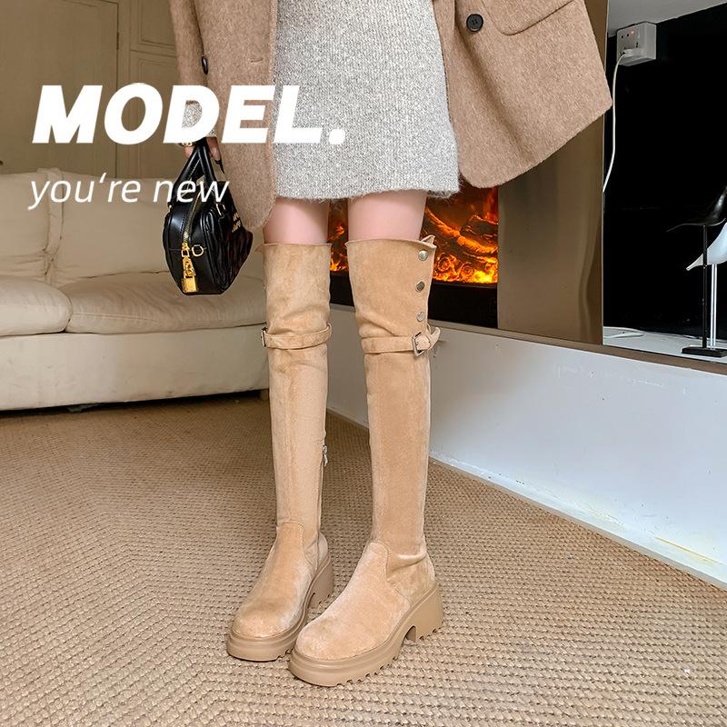 У Мамы Виноградинки есть те же самые сапоги-рыцари до колена, которые можно носить двумя способами, вельветовые сапоги на толстой подошве и толстом каблуке и кашемировые высокие сапоги с внутренней платформой.