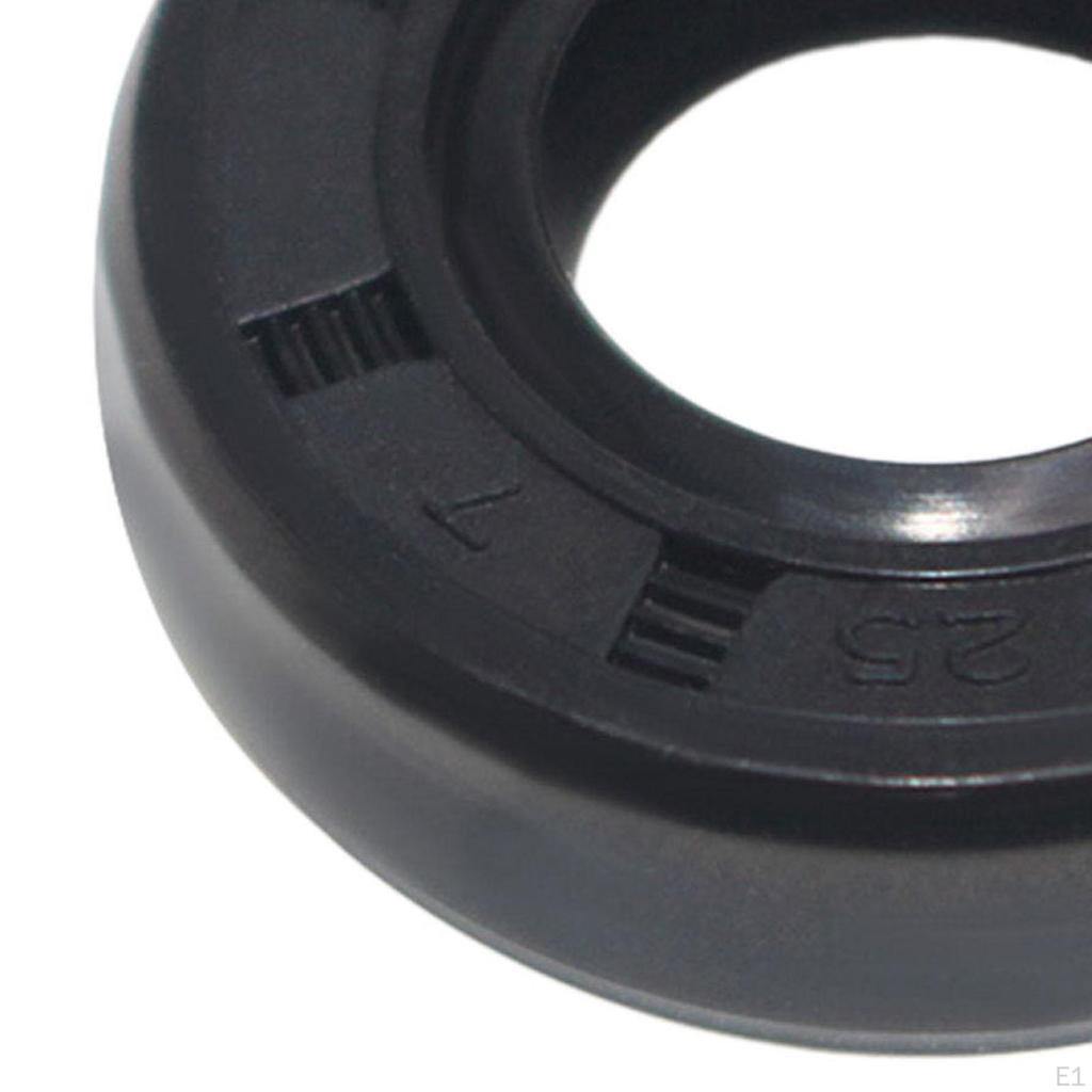 Уплотнение вала водяного насоса мотоцикла, уплотнительные принадлежности заменяют часть двигателя