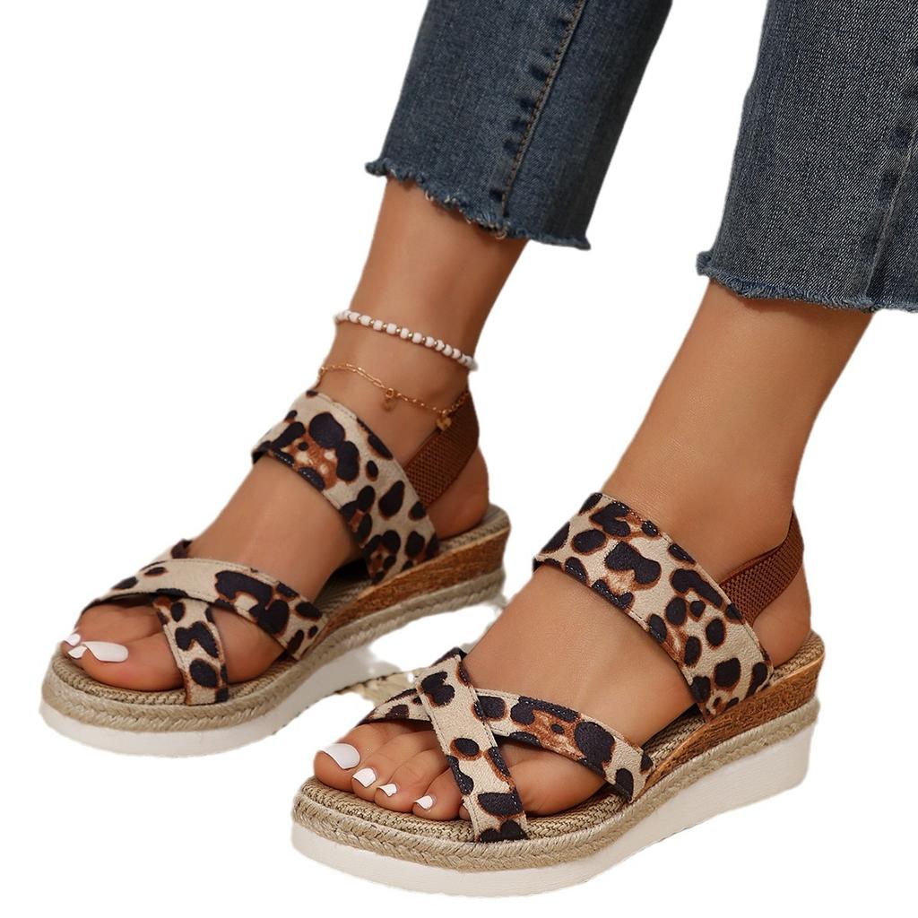 Новые женские босоножки на платформе с высоким каблуком на танкетке с леопардовым принтом повседневная обувь летние туфли с открытым носком модные тапочки прогулочные шлепанцы
