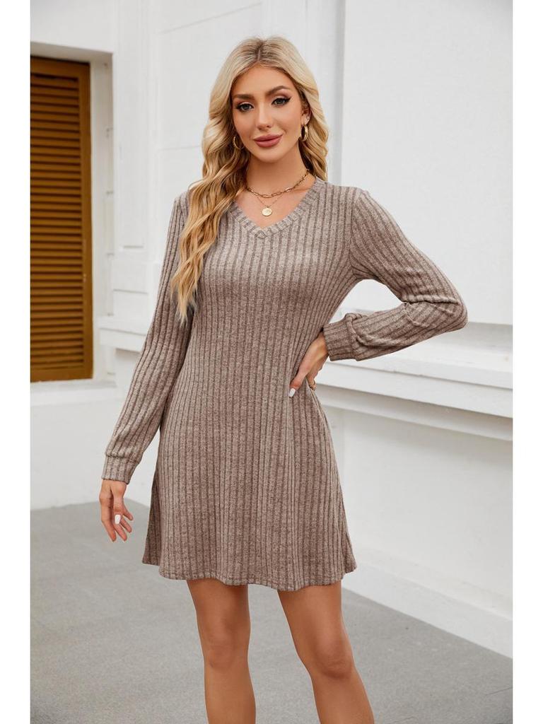 Повседневное платье 2024 года с V-образным вырезом, карманами, ребристым узором и длинными рукавами для европейских и американских женщин.