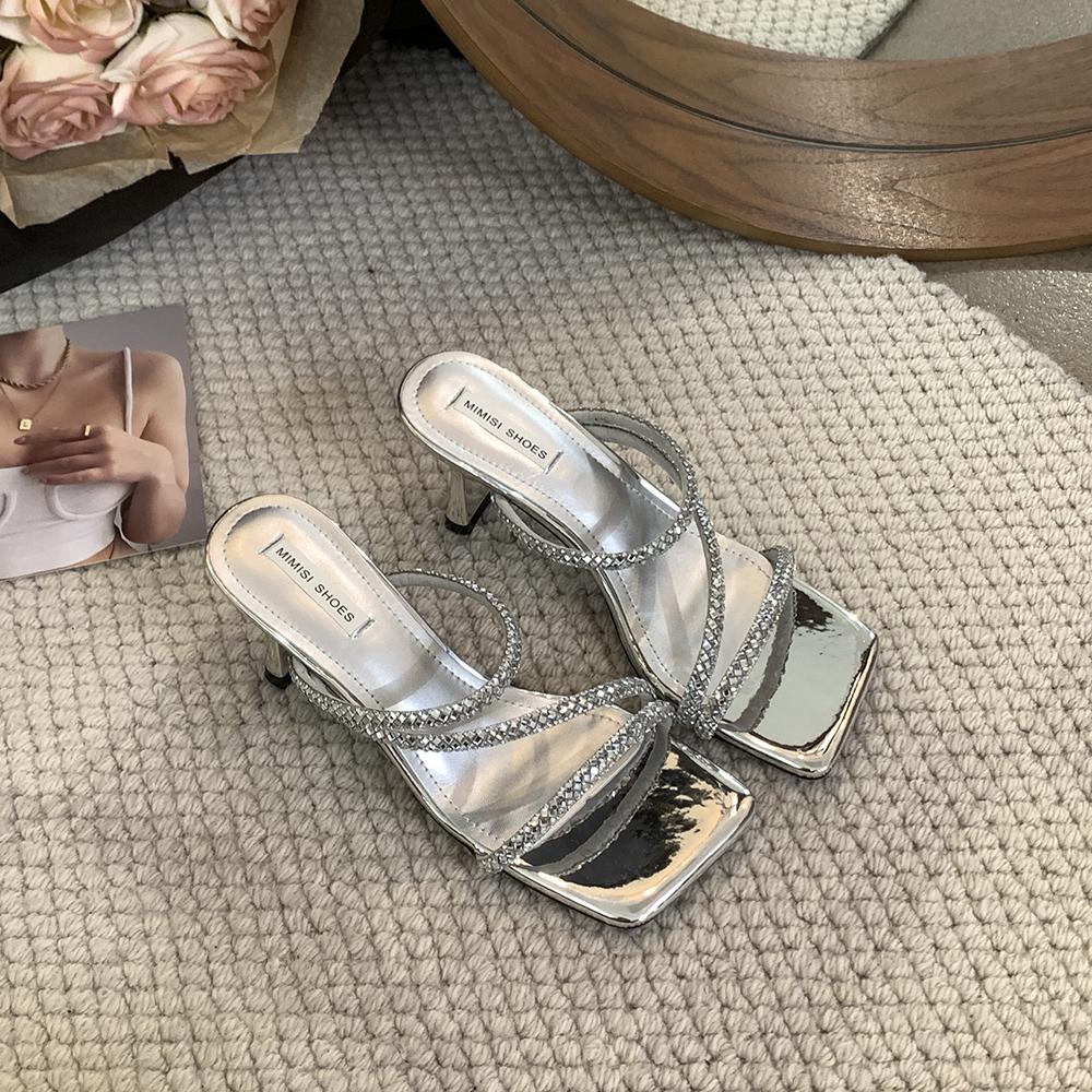 Мода Модные женские тапочки Летние уличные шлепанцы Тонкие высокие каблуки Стразы Цепочка Повседневные мюли Обувь Женские Размеры 35-39 Платье Шлепанцы