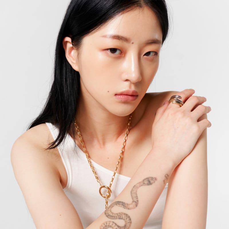 PERSONAL/SERVICE TWIST-CURVED TEXTURE RING / gold