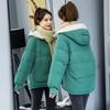 Женская укороченная утепленная куртка свободного покроя с капюшоном на осень и зиму