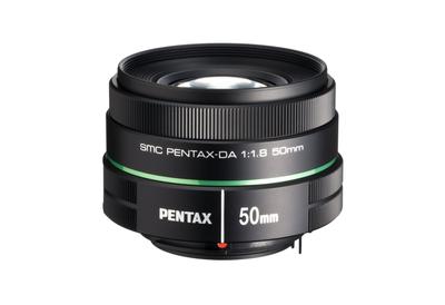 Изображение телеобъектива среднего размера PENTAX smc с одним фокусным расстоянием и серии K оснащено изображением 22177 PENTAX-DA 50mmF1.8 [Для размера APS-C] [Высокая