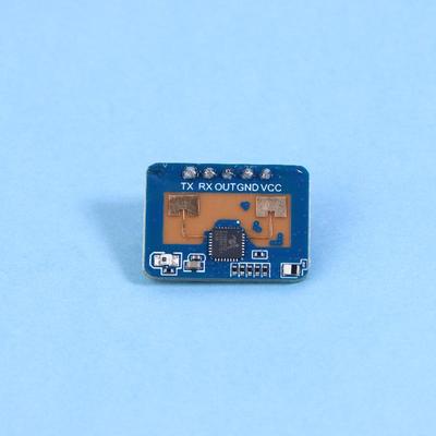 Радарный модуль 24G Sensor Ld2410C имеет квадратную упаковку и оснащен интеллектуальным датчиком и Bluetooth.