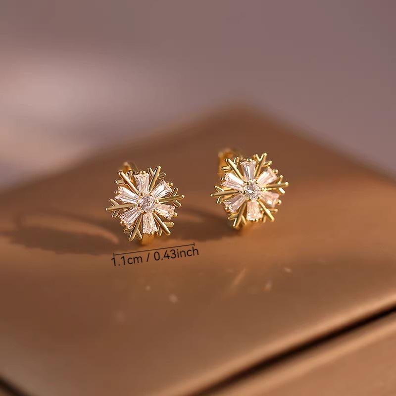 Изысканные каффы в виде снежинок: Элегантные женские серьги для весны/лета 2024