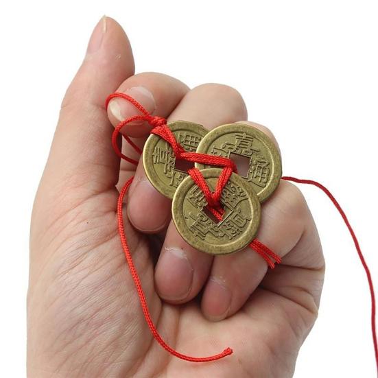 Золотой китайский кулон-монета на красной нити для удачи и фэн-шуй