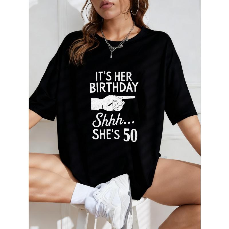 Белая футболка оверсайз с графическим принтом Birthday Shh She's 50 для повседневной носки и торжеств