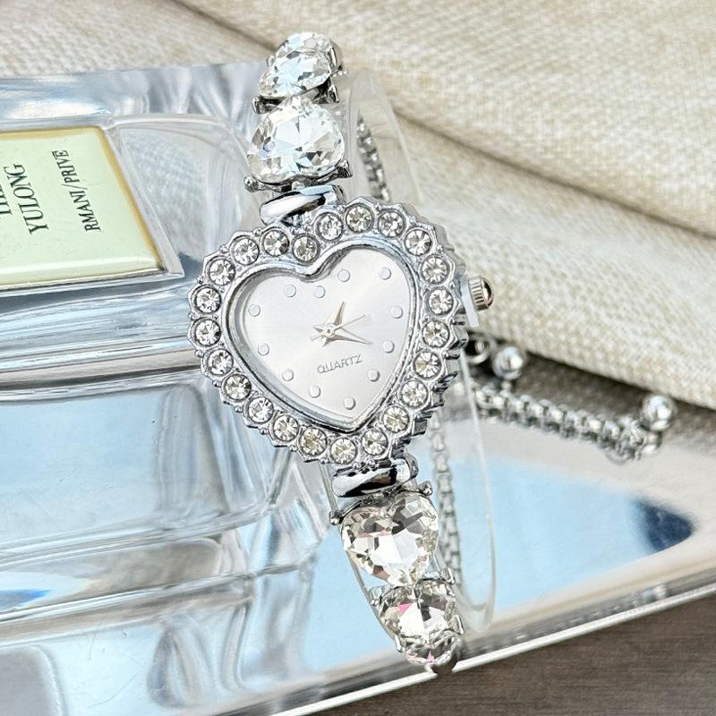 Love Pattern Decorative Bracelet Quartz Watch with Diamond Dial Pull-out Strap Women's Fashion Watch