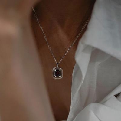 Невидимый коллаж ОЖЕРЕЛЬЕ SQUARE BLOOM_ГРАНАТ