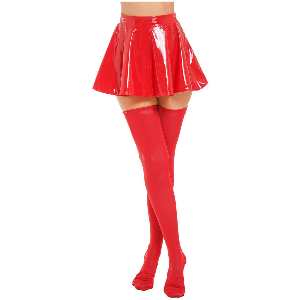 Короткие юбки для женщин. Модная кожаная плиссированная юбка с высокой талией и рюшами и чулками до бедра.