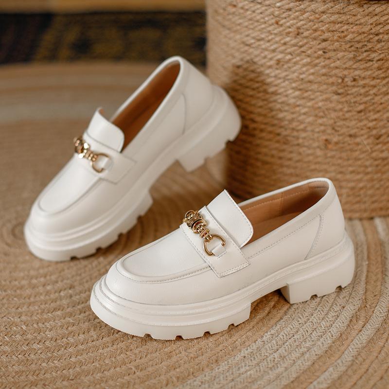 Женская обувь на весну и осень. Кожаные туфли с цепочкой в британском стиле. Универсальные повседневные туфли на плоской подошве. Кожаные лоферы на толстой подошве.
