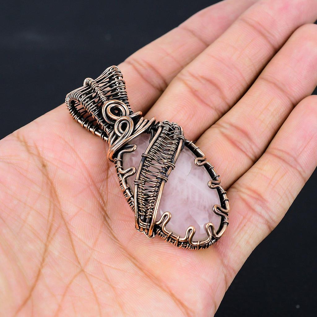 Розовый кварц Драгоценный камень Чистая медная проволока Обернутая ювелирная подвеска ручной работы