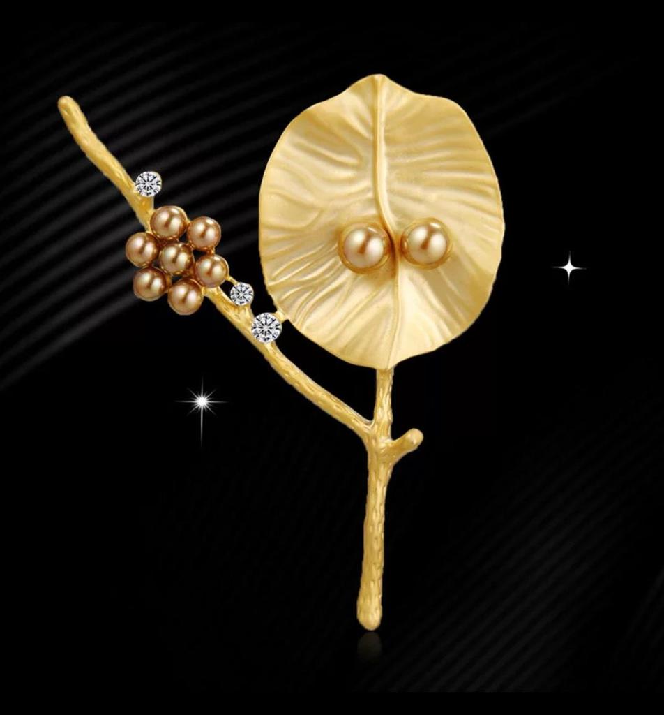 High-End Alloy Brooch with Pearl Imitation and Rhinestone Corsage Pin - Fashion Accessory