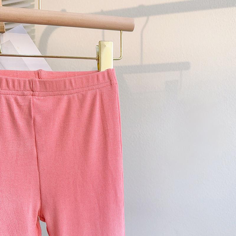 Комплект из двух предметов: футболка с короткими рукавами и слегка расклешенные брюки для девочки. Летний повседневный мягкий детский комплект одежды.