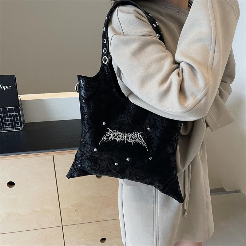 Нишевый дизайн темный ветер Spice girl ручная сумка-хобо с заклепками 2025 новая большая вместимость на плечо кроссбоди сумка-тоут
