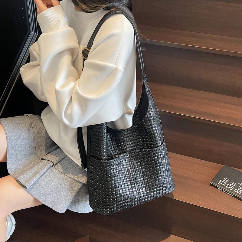 2025 Retro Solid Color Large Capacity Soft Leather Shoulder Bag