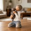 Фигурка Щенка и Мальчика Мальчик на Коленях в Синих Джинсах Держит Статую Собаки Скульптура из Смолы для Декора Спальни, Рабочего Стола, Книжной Полки Подарки для Любителей Собак