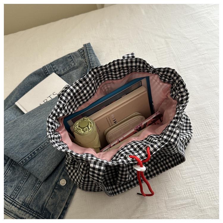 Стильная женская сумка с цветными блоками: Нишевый дизайн, большая вместимость, универсальная повседневная наплечная сумка-тоут.