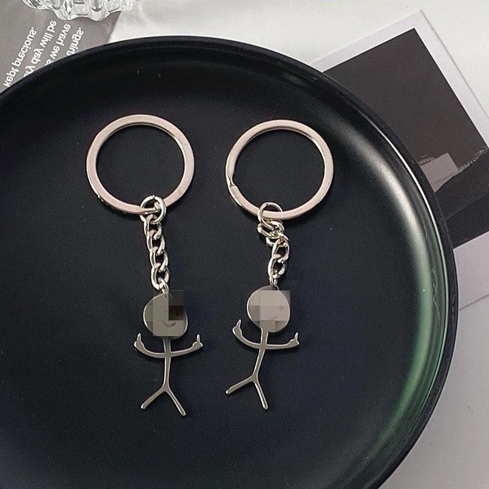 Юмористический брелок для пар в виде человечка-сердца и среднего пальца — персонализированный аксессуар для школьного ранца.