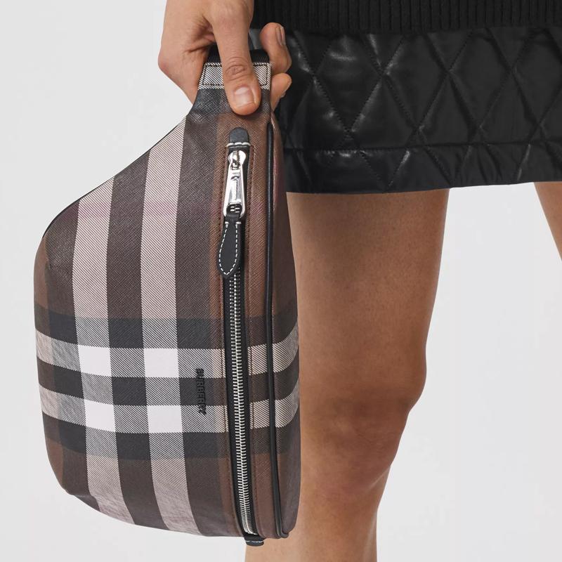 Burberry Сумка-кроссбоди на грудь из экологичного холста с темной клеткой Мужские сумки Темно-орехово-коричневый 80365591